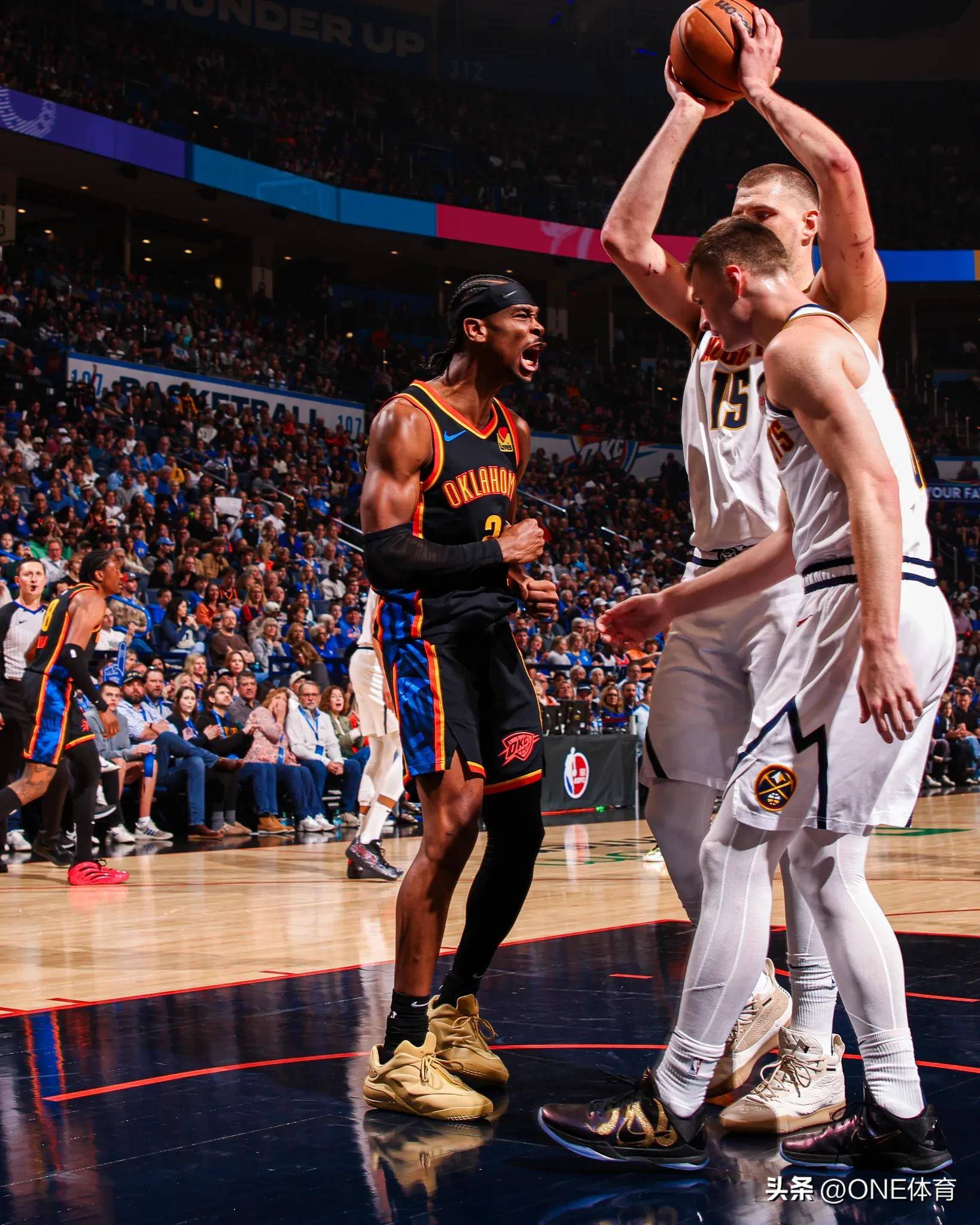 包含赛地聚焦——NBA季后赛加时末段热度飙升；洛杉矶湖人完成体检；媒体盛赞；团队化学反应显著的词条