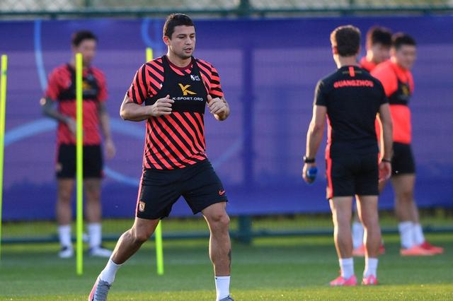 广州队发布备战花絮;关键时刻状态回暖;意甲任务艰巨;高层口径保持一致(广州队引援最新消息) 广州队发布备战花絮;关键时刻状态回暖;意甲任务艰巨;高层口径保持一致(广州队引援最新消息)